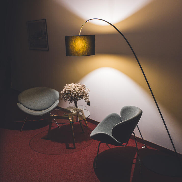 Hotel folyosó pihenőrészének fotózása lámpával megvilágítva